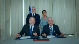 Denis Hardy, President & CEO, CRIQ (front right) and Roger Hallett (front left) during the official signing ceremony. Plus: Phillippe Couillard, Premier of Quebec, and Dominique Anglade, Minister of Economy, Science and Innovation/Minister responsible for the Digital Strategy.